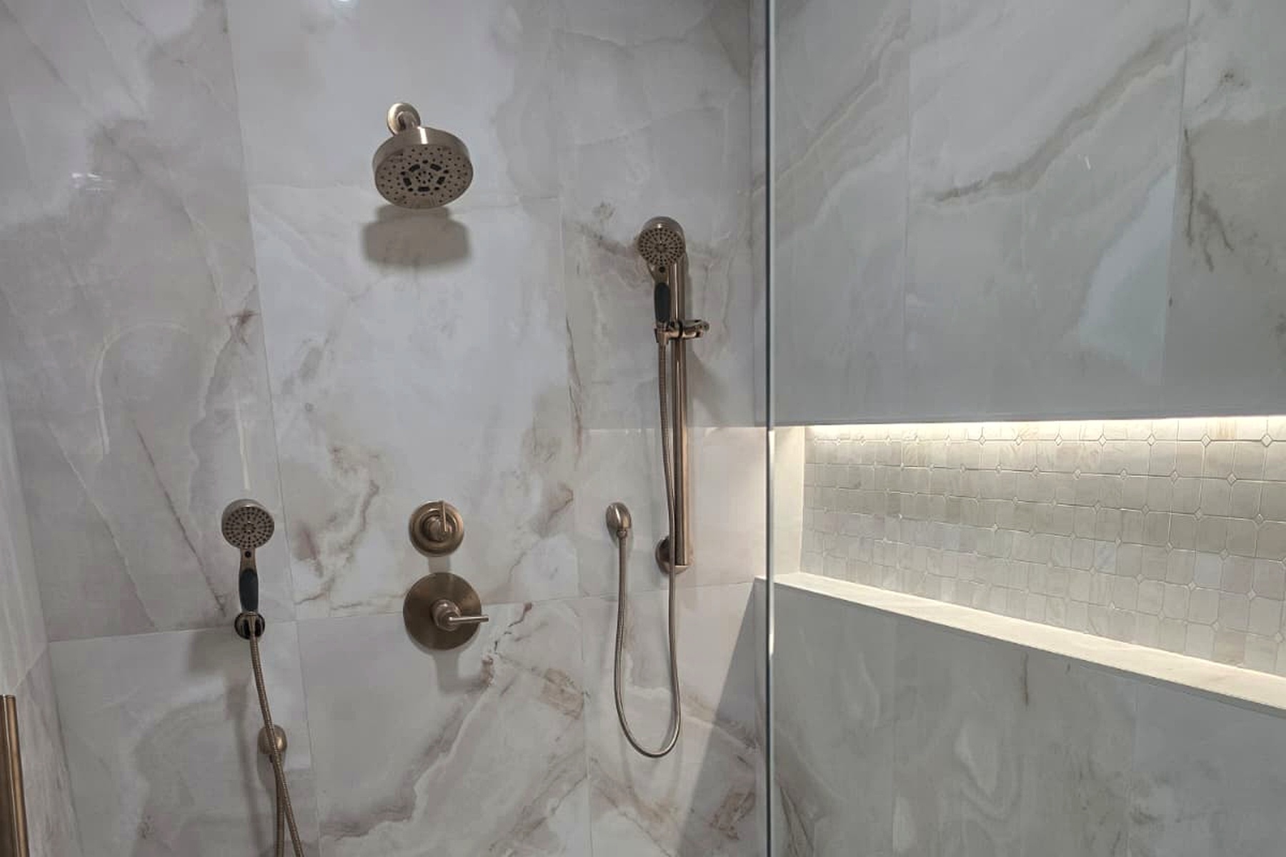 Double vanity with illuminated mirrors